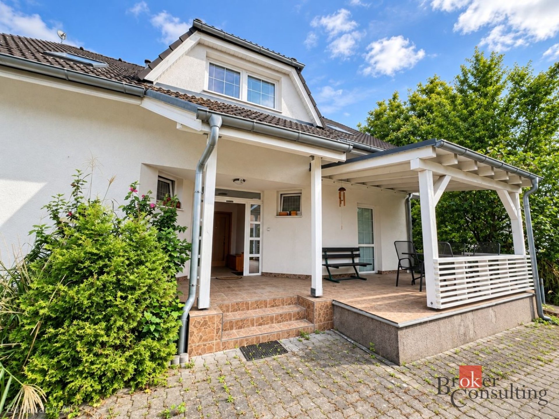 PRONÁJEM RODINNÉHO DOMU 241 m² S KRÁSNOU ZAHRADOU A GARÁŽÍ – KRAVAŘE, KOUTY