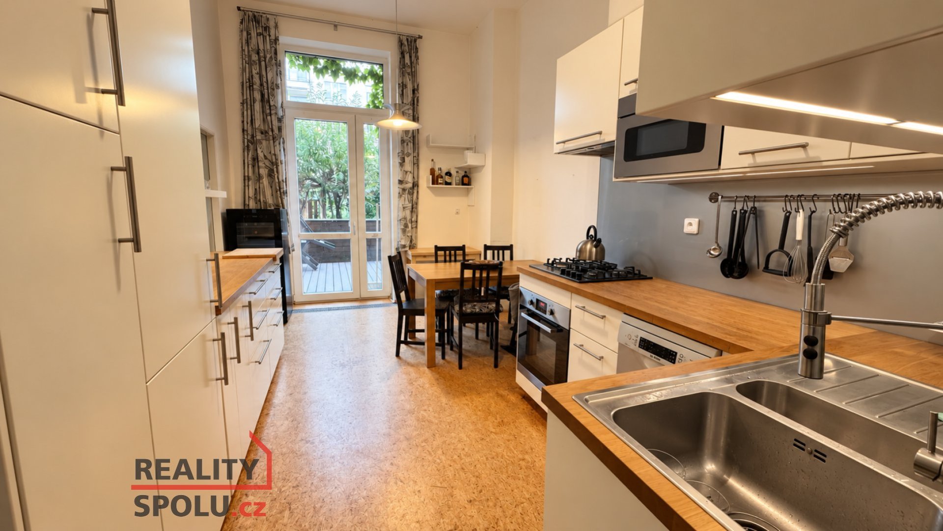 Pronájem rodinného bytu 2+1 (71 m2) s terasou 30 m², Praha 8 – Karlín, Vítkova