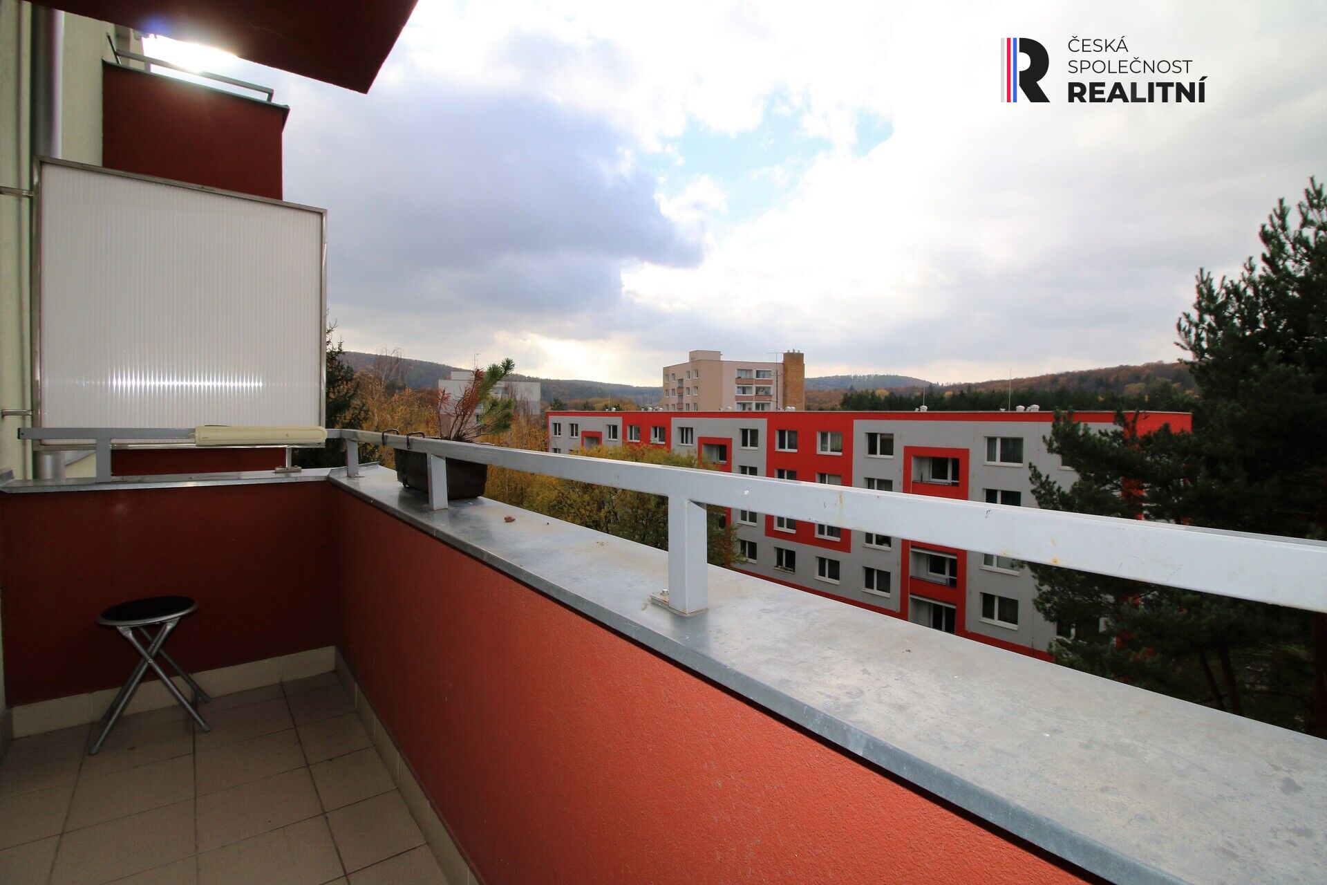 Pronájem plně vybaveného bytu 2+kk s balkonem – Brno, ulice Černého