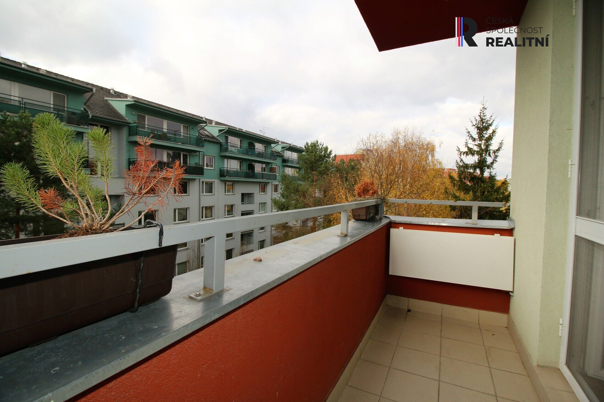 Pronájem plně vybaveného bytu 2+kk s balkonem – Brno, ulice Černého