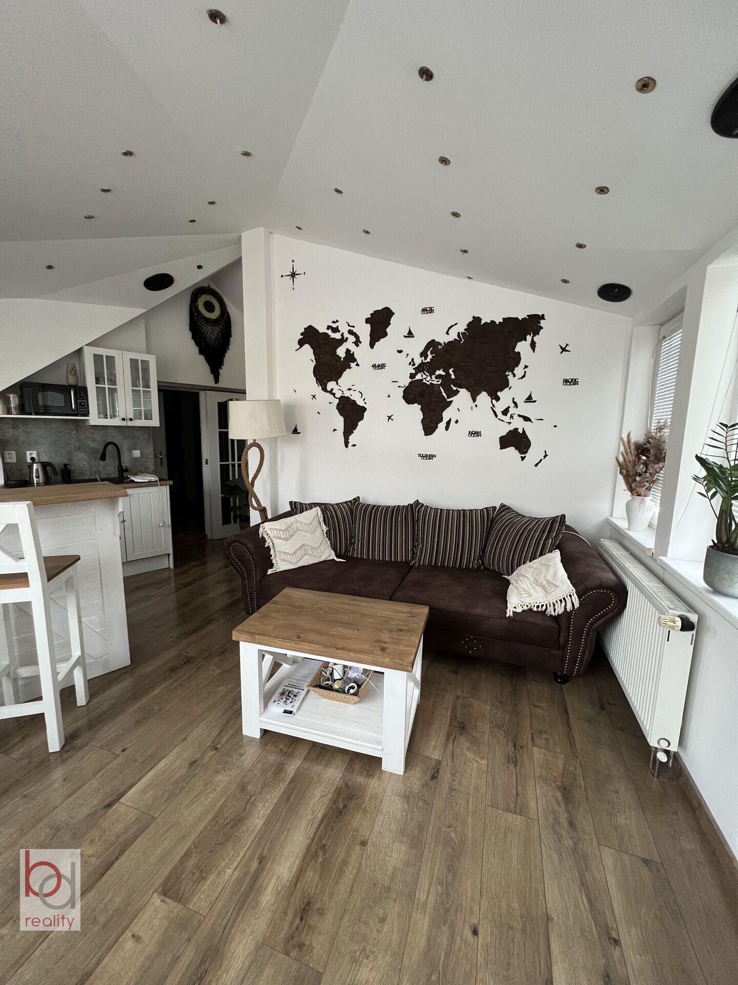 Nabízíme k pronájmu kompletně zařízený byt 2+kk v centru Českých Budějovic