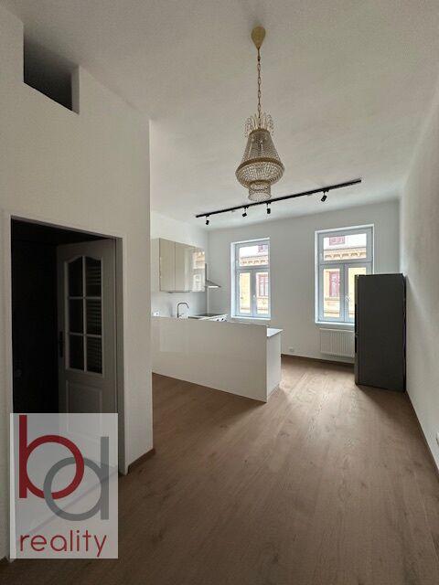 Nabízíme k pronájmu byt 2+1 s balkonem v centru Českých Budějovic