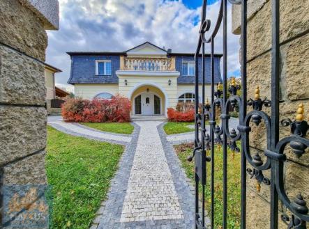 Pronájem - dům/vila, 360 m²