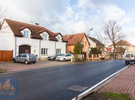 Pronájem prostorného domu 300 m² pro kanceláře či podnikání – Ořech, Praha-západ
