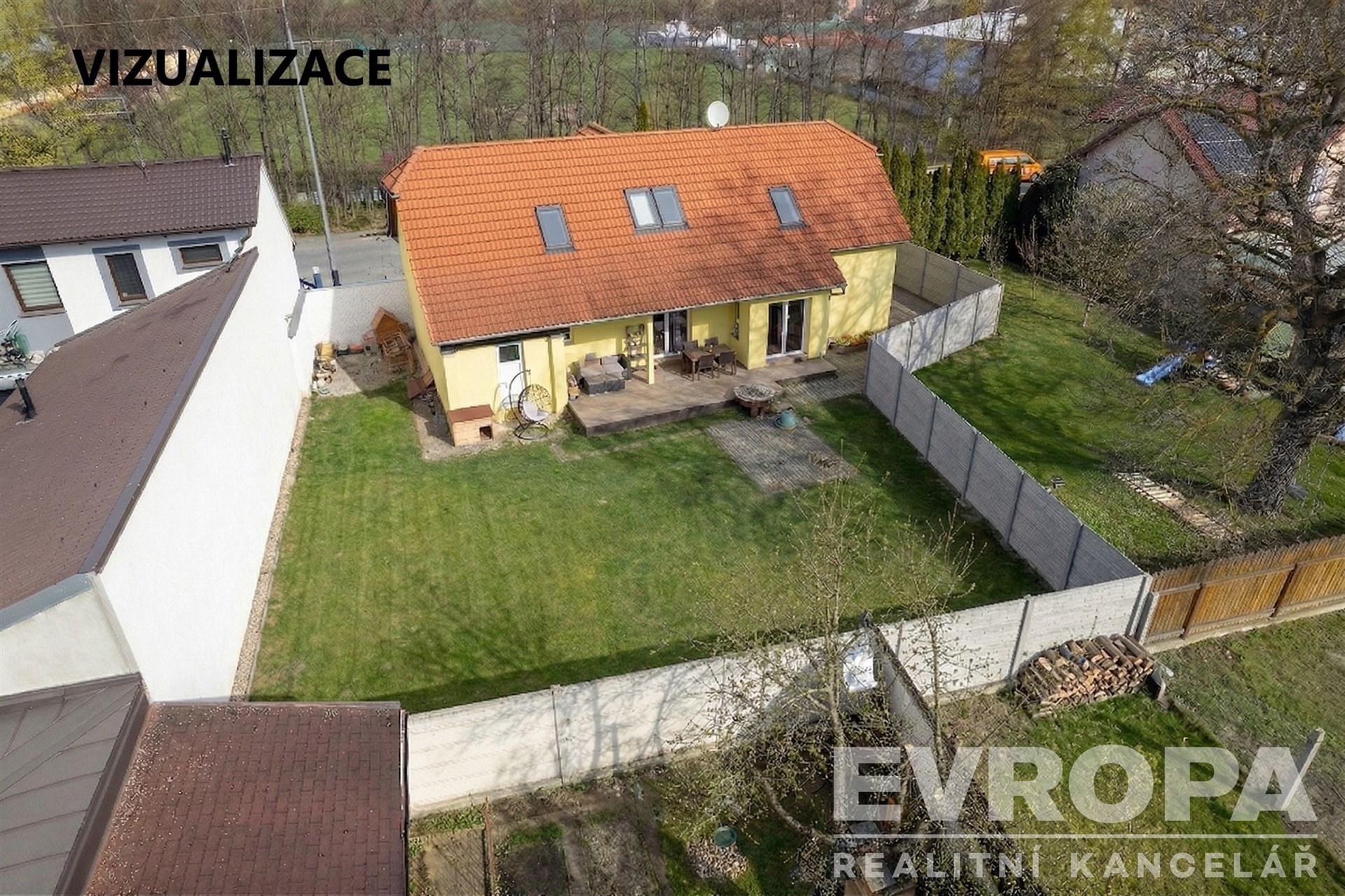 Přízemní rodinný dům s červenou střechou a velkou zahradou, moderní stavba s terasou, oplocený pozemek v klidném prostředí.