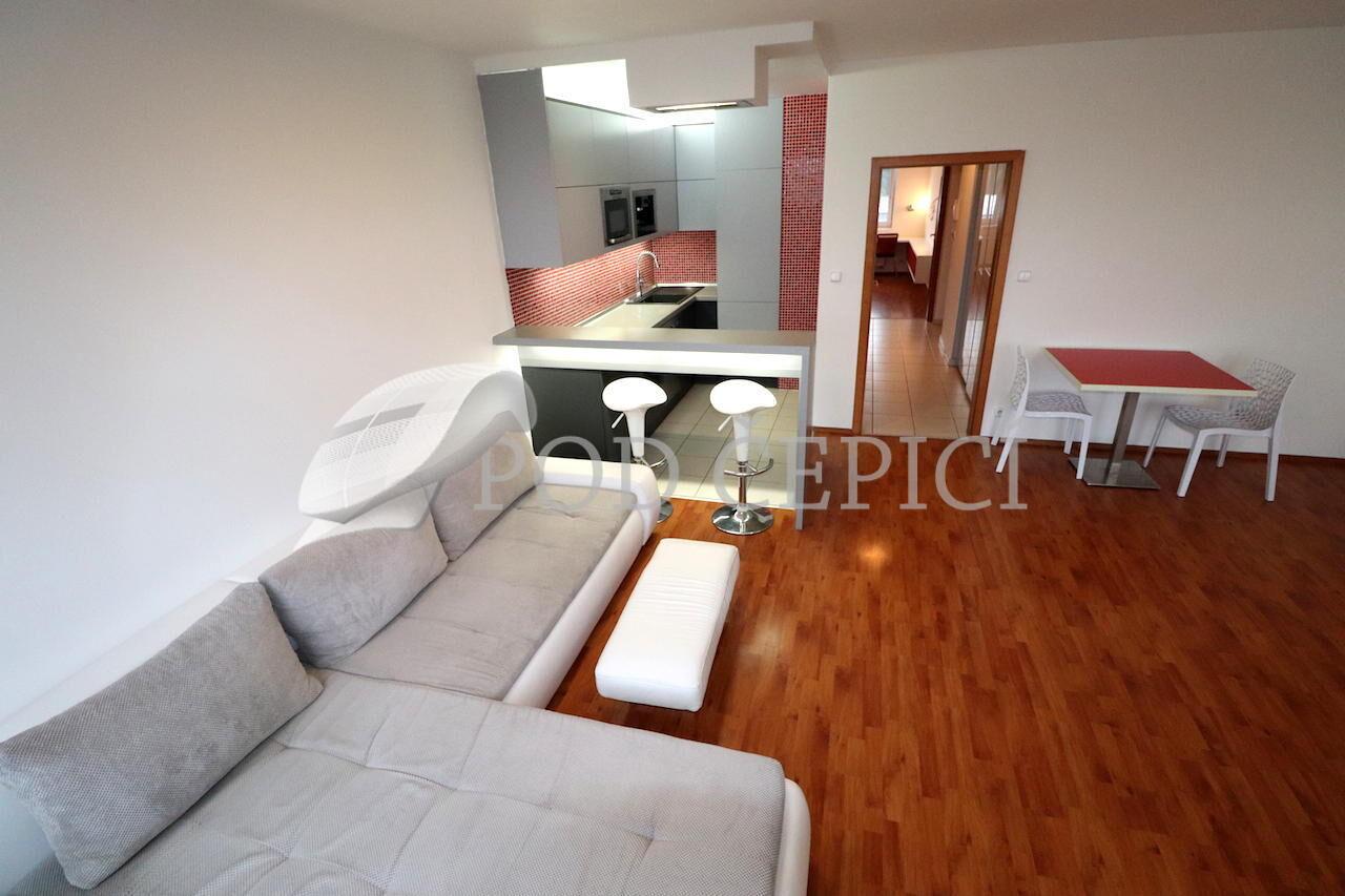Pronájem bytu 2+kk v OV, 58m2 + balkon 6m2, sklep, ul. Dusíkova, Brno Lesná