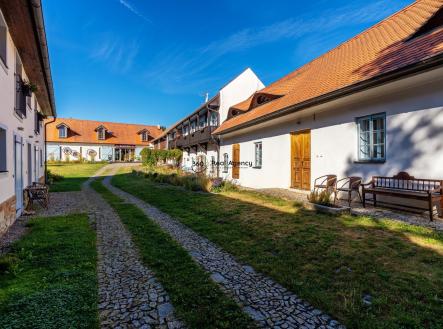 Prodej hotel, 1 420 m²