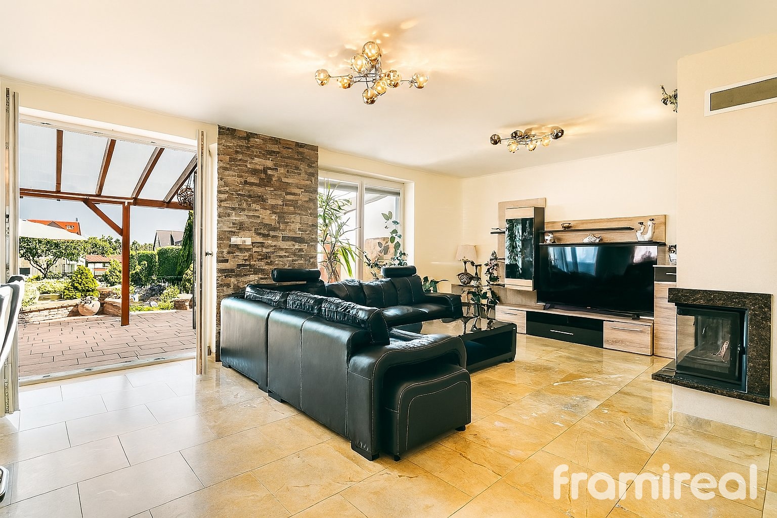 Prodej rodinného domu 5+kk se zahradou a terasou, Blučina – 15 min od Brna