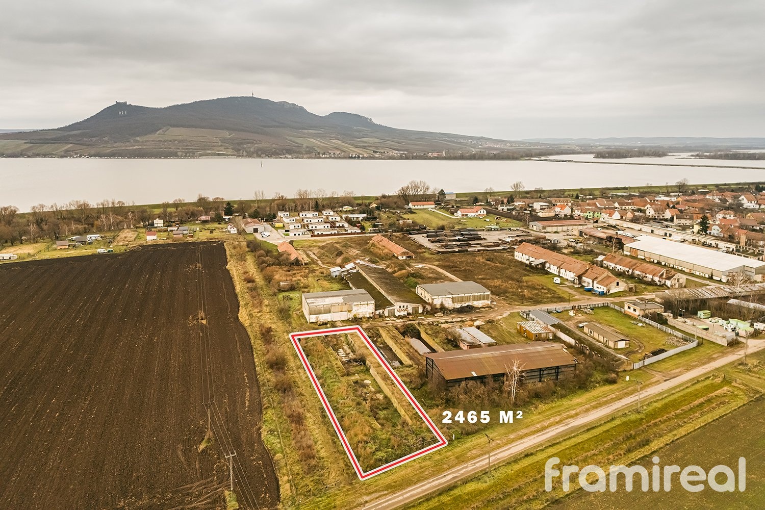 Prodej komerčního pozemku 2 465 m², Strachotín
