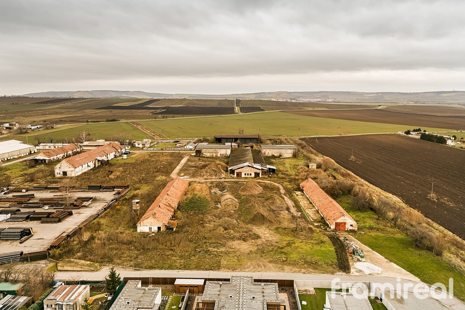 Prodej komerčního pozemku 4 409 m², Strachotín