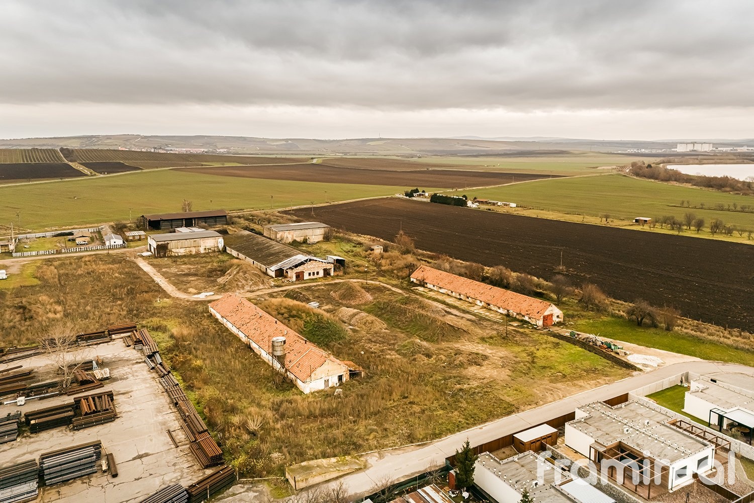 Prodej komerčního pozemku 4 409 m², Strachotín