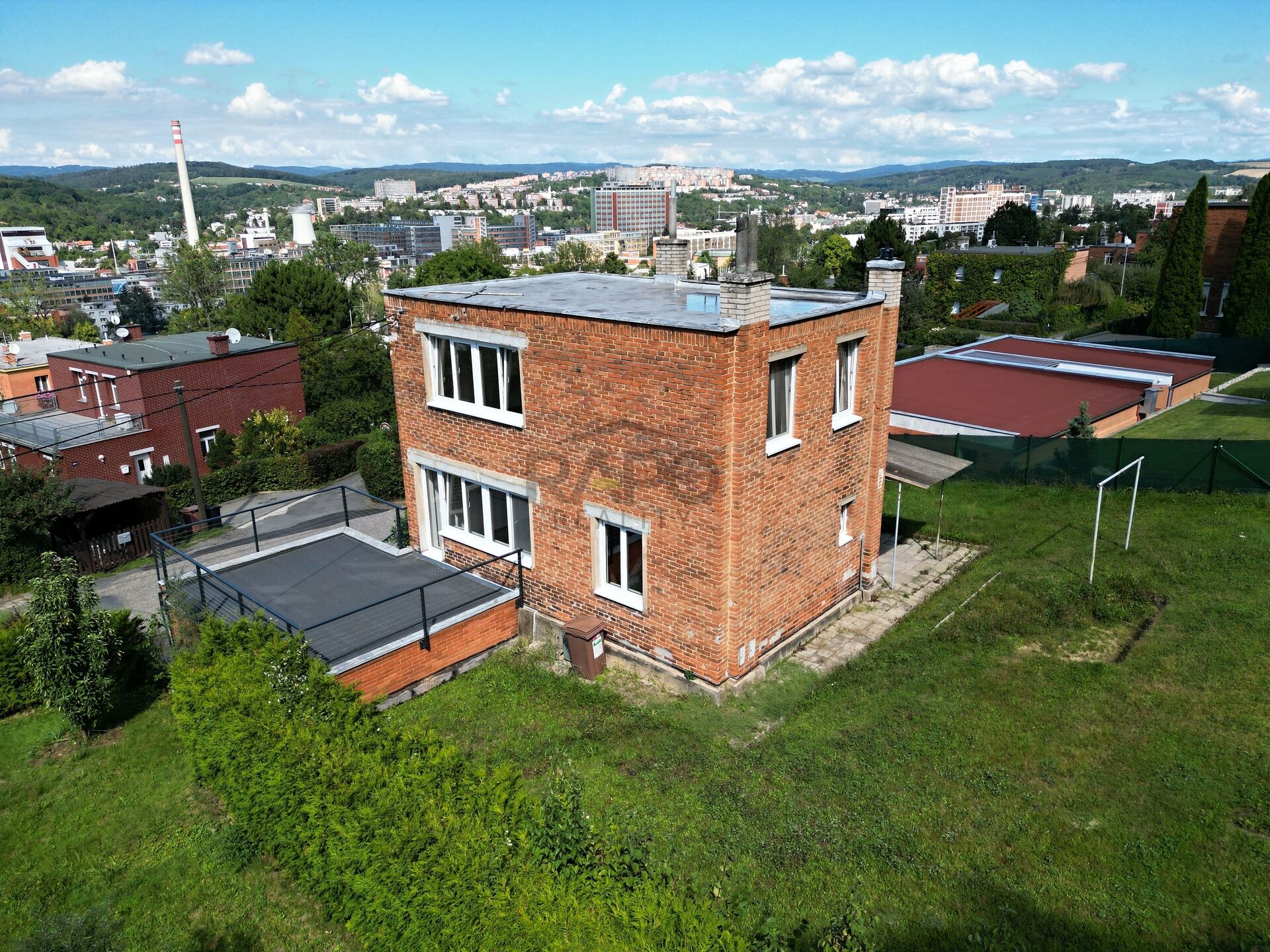 Prodej baťovského jednodomku po celkové vnitřní rekonstrukci, vlastní pozemek, garáž + park. stání