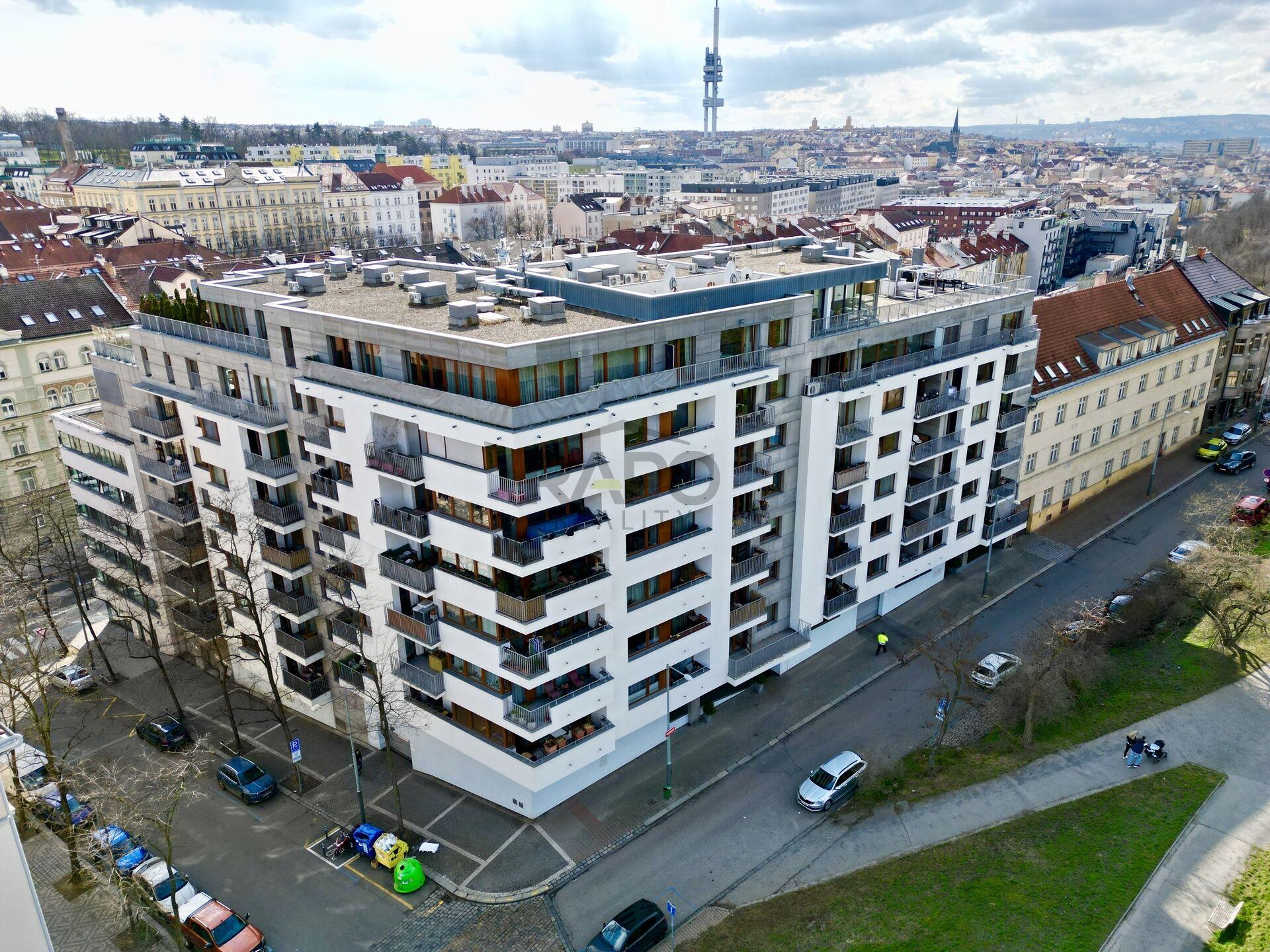 Prostorný byt 3+kk s lodžií, parkovacím stáním a sklepem v prestižní Rezidenci Park Vítkov, Praha 3