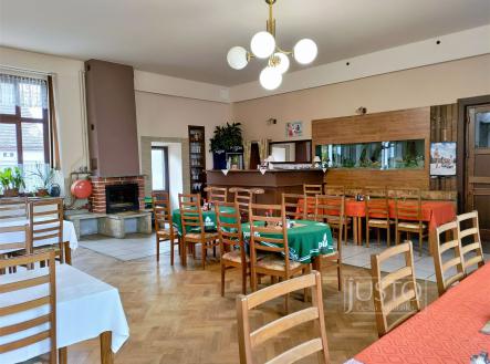 Pronájem - restaurace, 497 m²