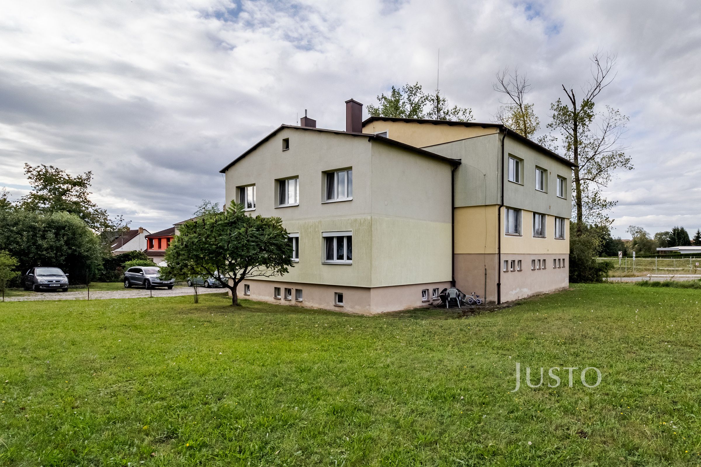 Prodej bytu 4+1 (75 m²) a zahrady (587 m²) s garáží a terasou, Hlinsko