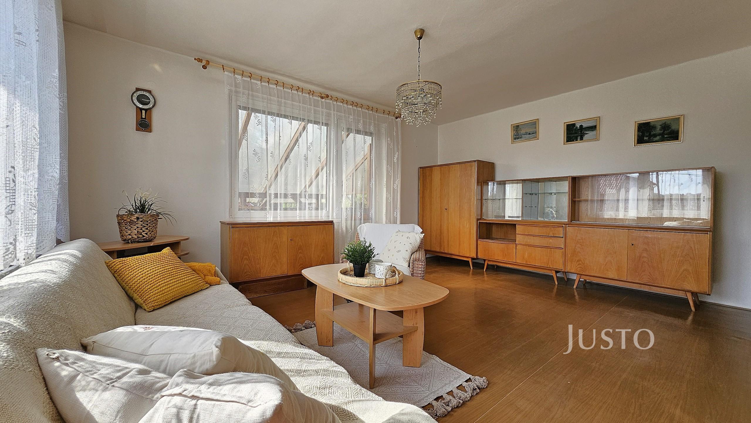 Prodej rodinného domu 296 m² s pozemkem 853 m² + terasa 8 m² + balkón 18 m²