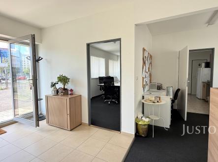 Pronájem kanceláře, 72 m²