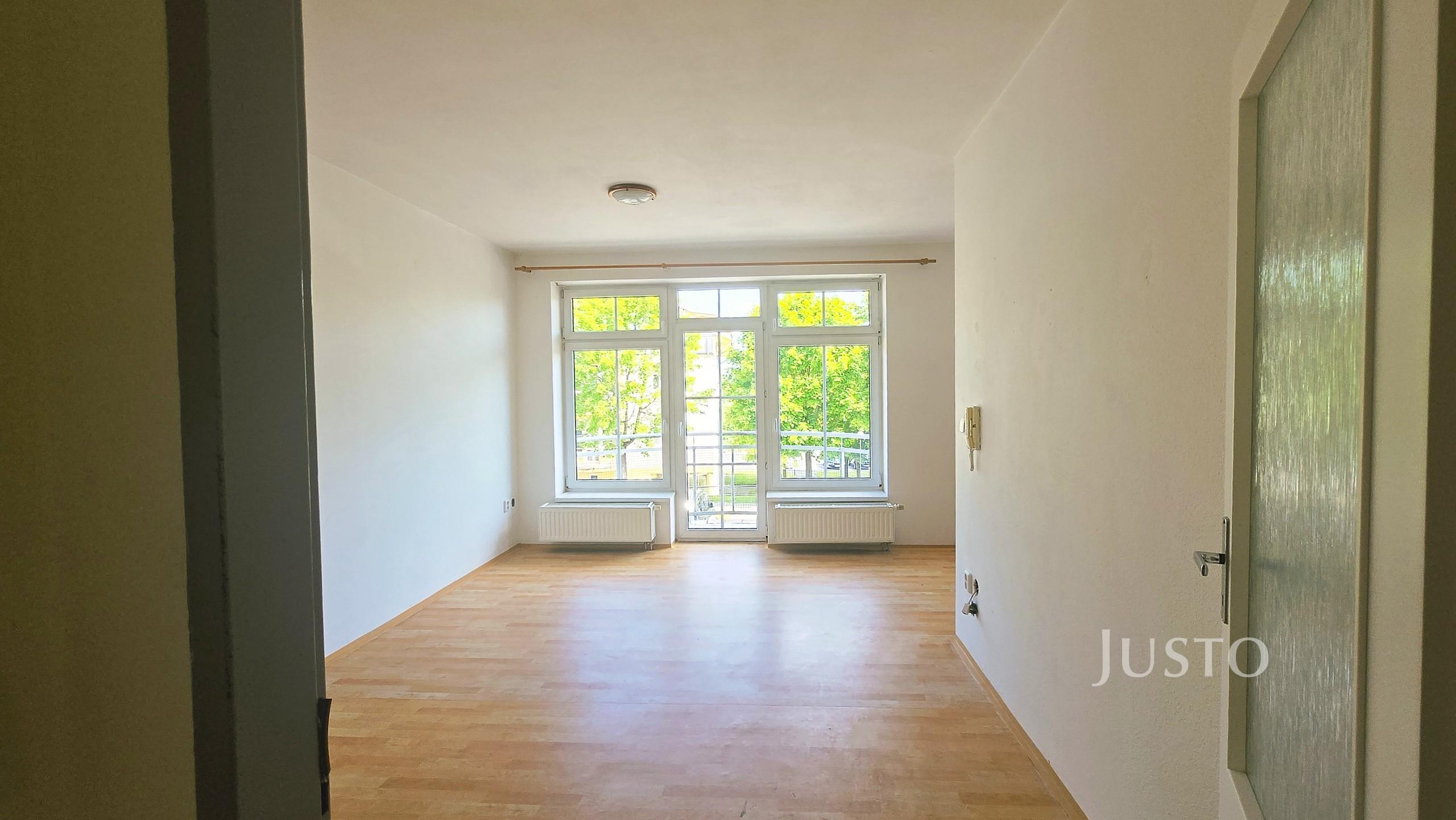 Pronájem garsoniéry 42 m² + balkón + garáž