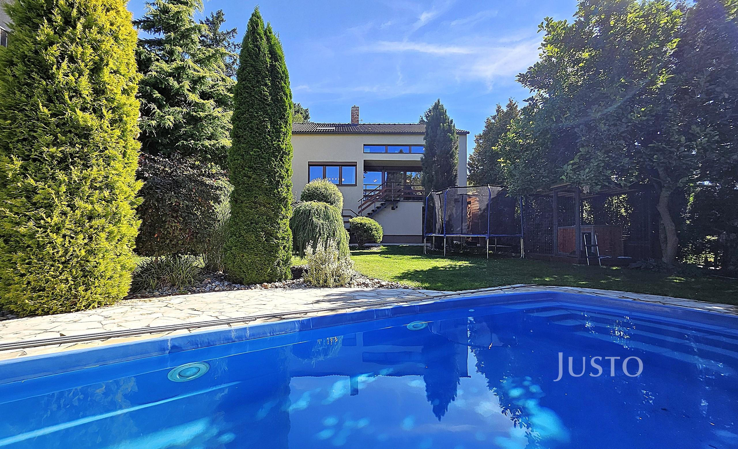 Prodej rodinného domu 322 m² s pozemkem 777 m²