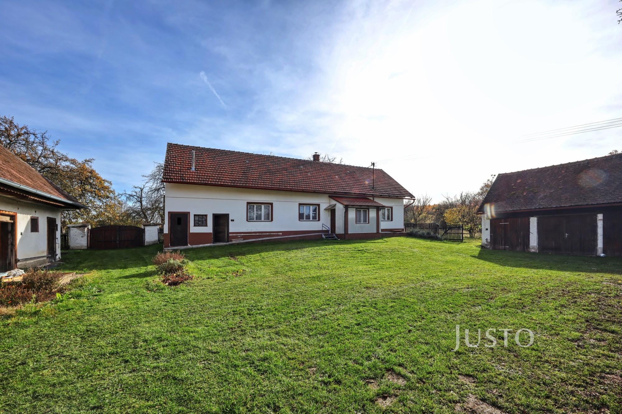 Prodej rodinného domu se zemědělskými budovami a krásným pozemkem