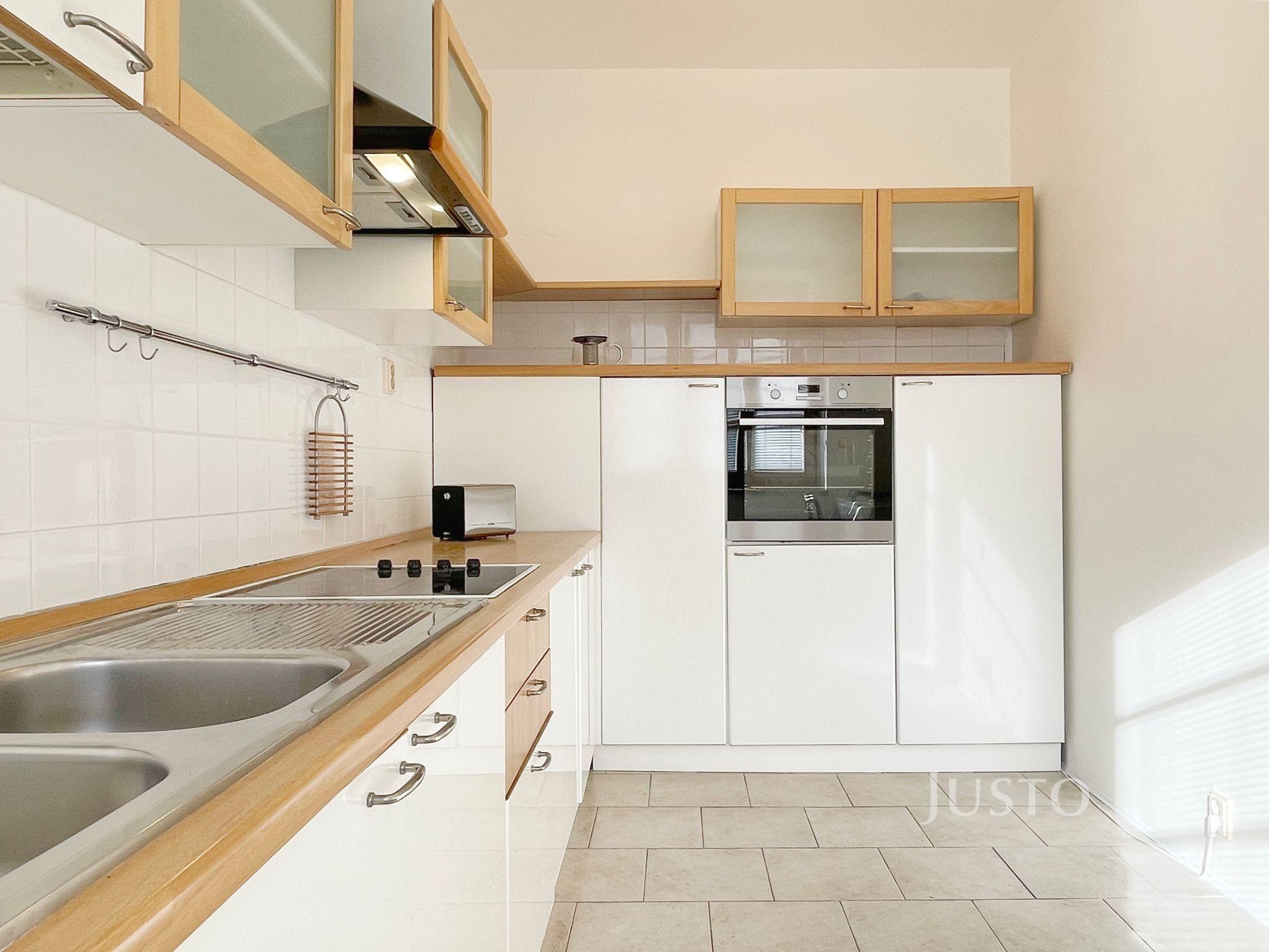 Pronájem 2+1 75 m² + balkón 6 m² + garáž