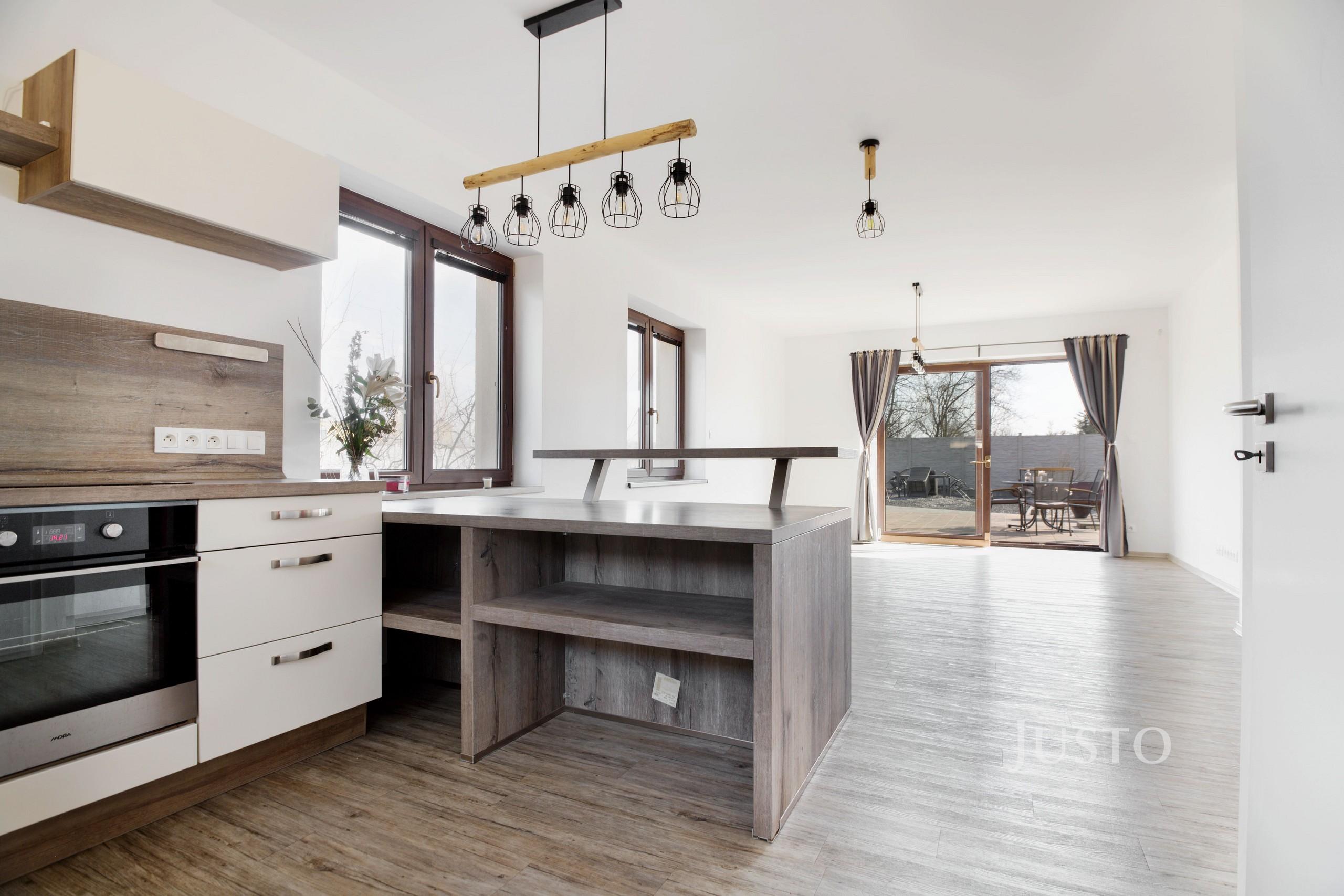 Prodej rodinného domu 227 m² s pozemkem 1819 m²