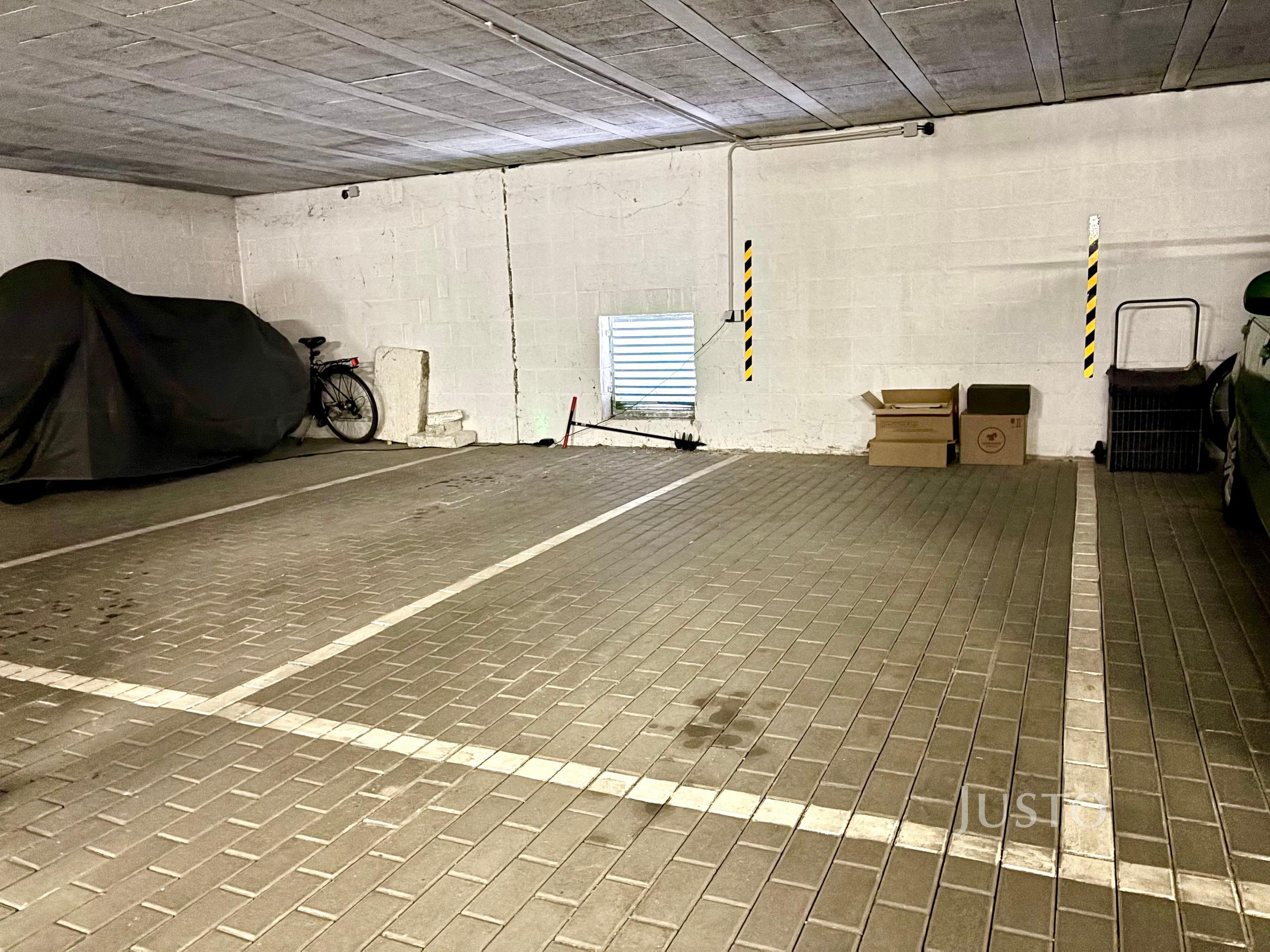 Pronájem garážového stání 16 m²