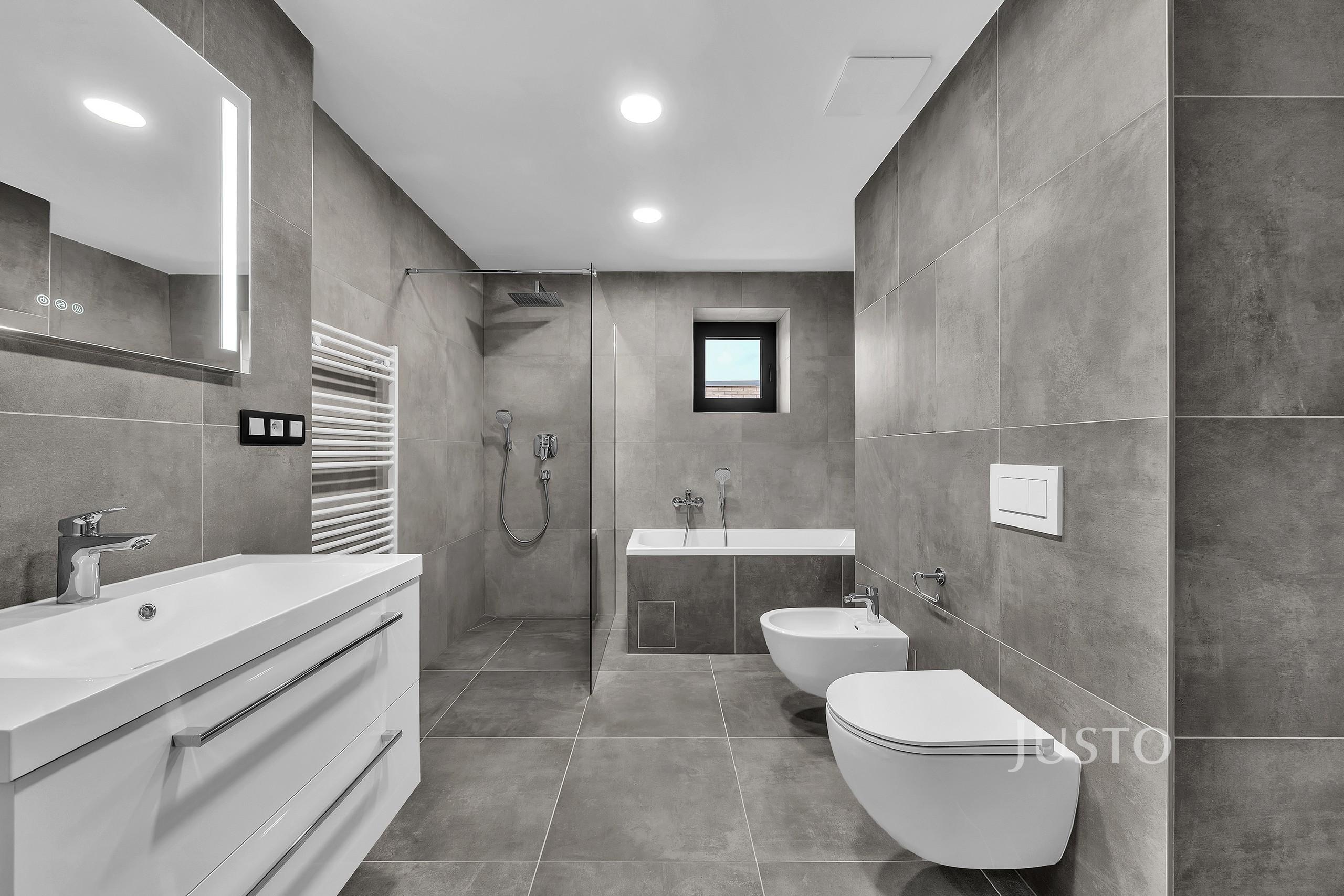 Pronájem 4+kk 132 m² + terasa 5 m² + balkón 2 m² + parkování