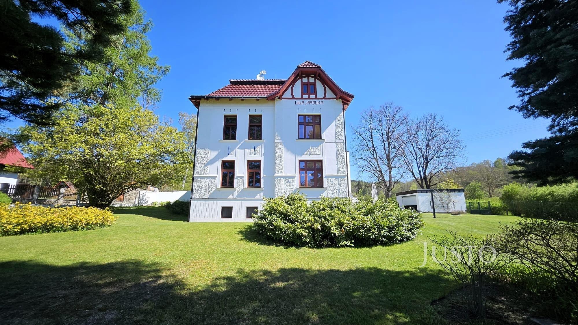 Prodej rodinného domu 257 m² s pozemkem 1742 m² + balkón 5 m²