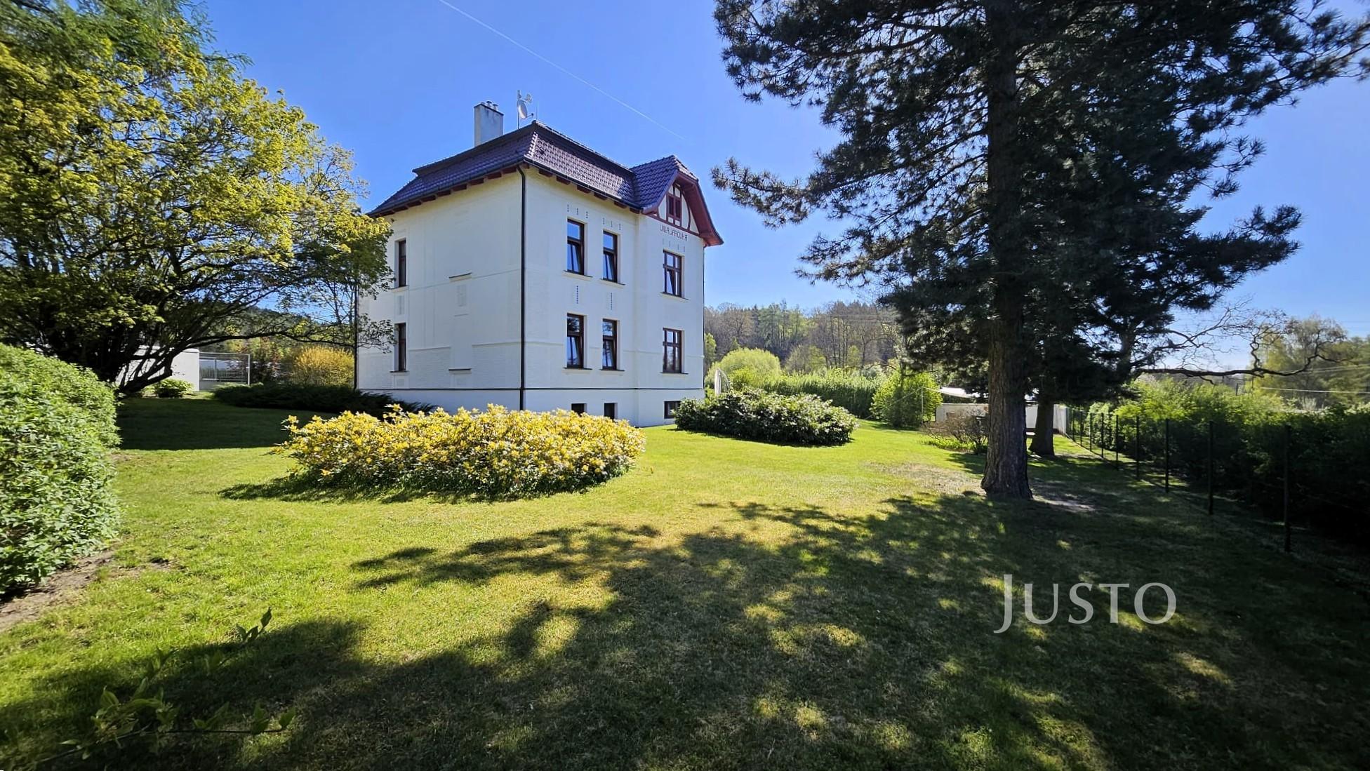 Prodej rodinného domu 257 m² s pozemkem 1742 m² + balkón 5 m²