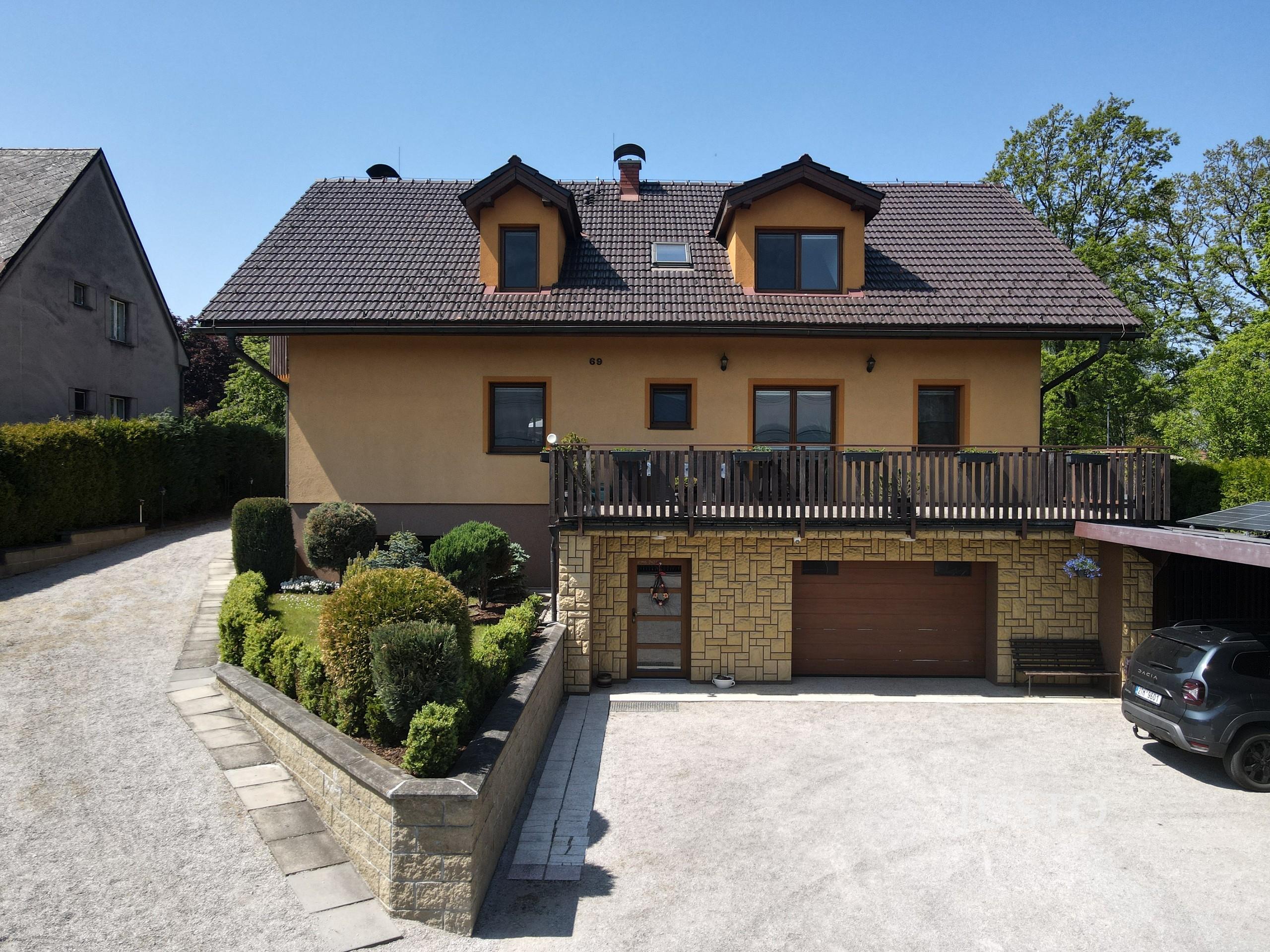 Prodej rodinného domu 425 m² s pozemkem 1449 m² + terasa 60 m² + balkón 8 m²