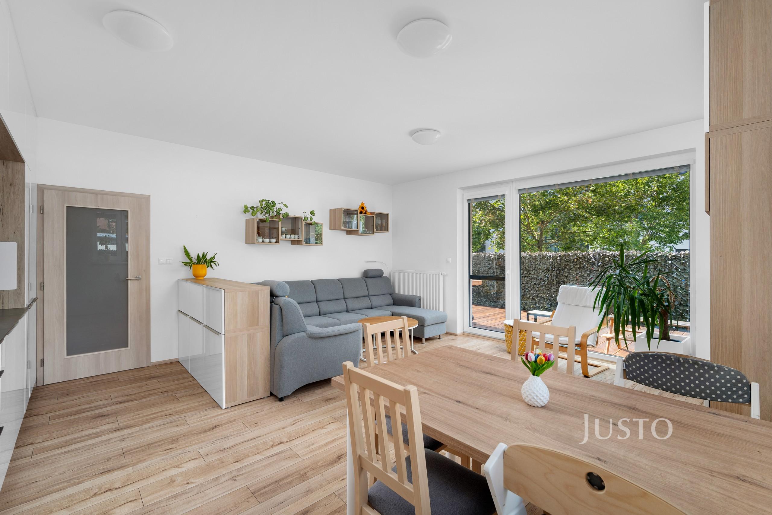 Prodej bytu 3+kk 73,5 m² + zahrada 73 m² (z toho terasy 4,5 m² a 34 m²) + parkování + sklepy 2 x 1,7