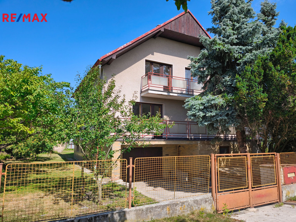 Pohled na rodinný dům z ulice.
