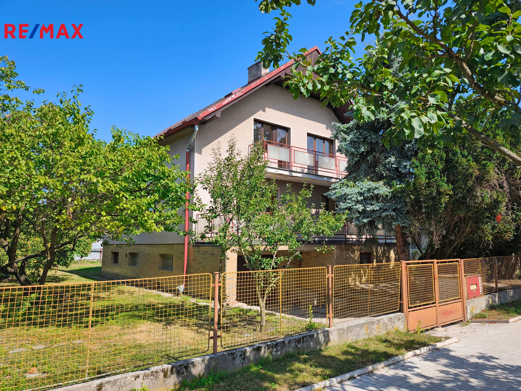 Pohled na rodinný dům z ulice.