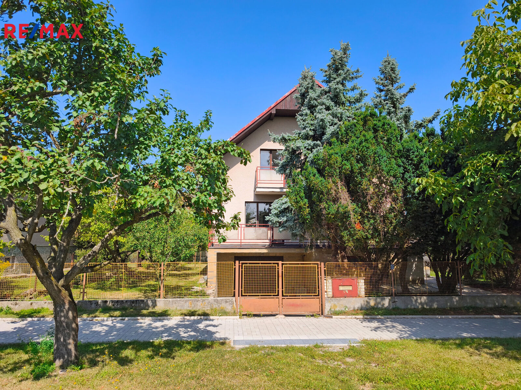 Pohled na rodinný dům z ulice.