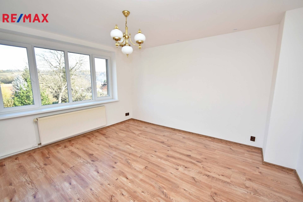 Samostatná ložnice s okny do dvora.