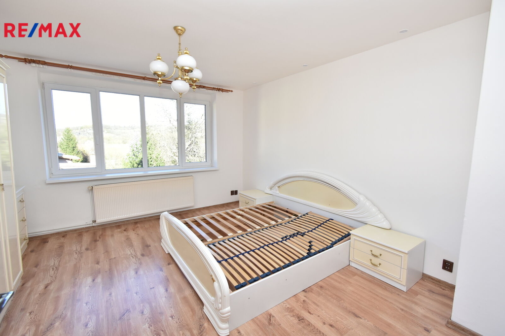 Samostatná ložnice s okny do dvora.