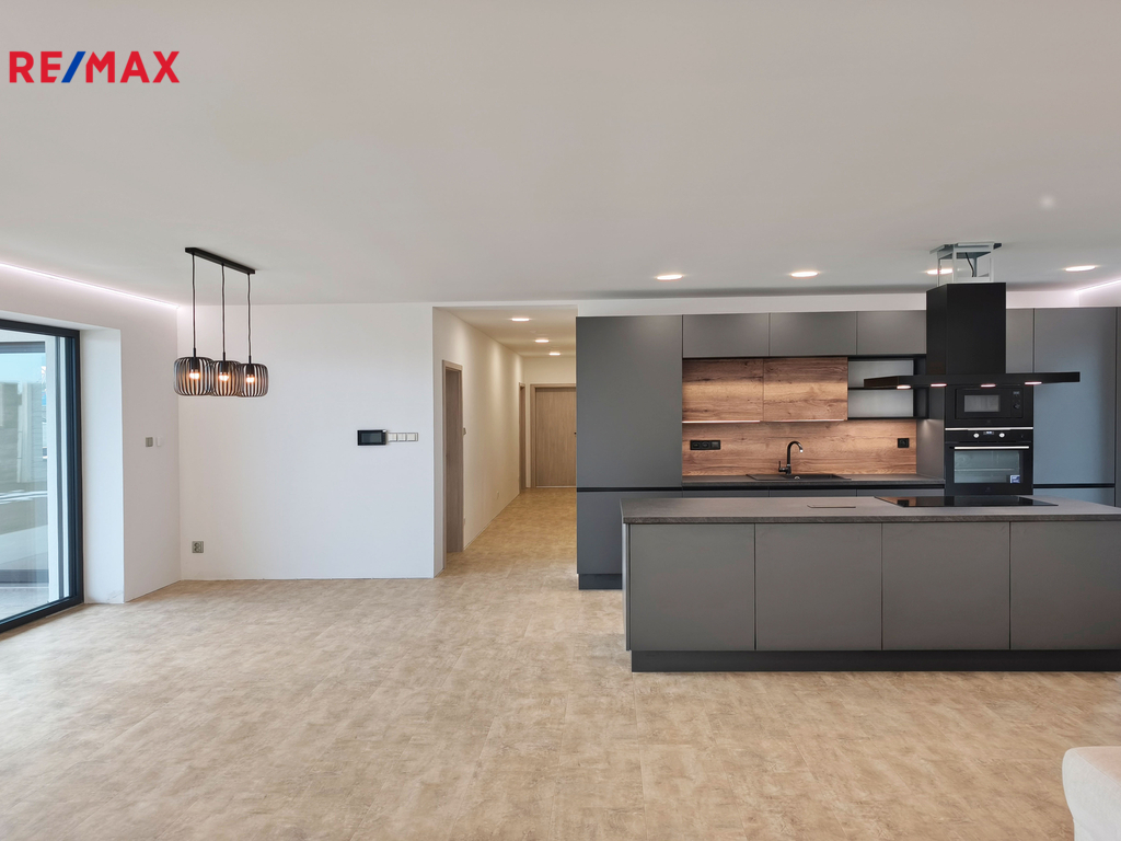 Obývací pokoj s luxusním kuchyňským koutem a jídelním koutem se vstupem na terasu.