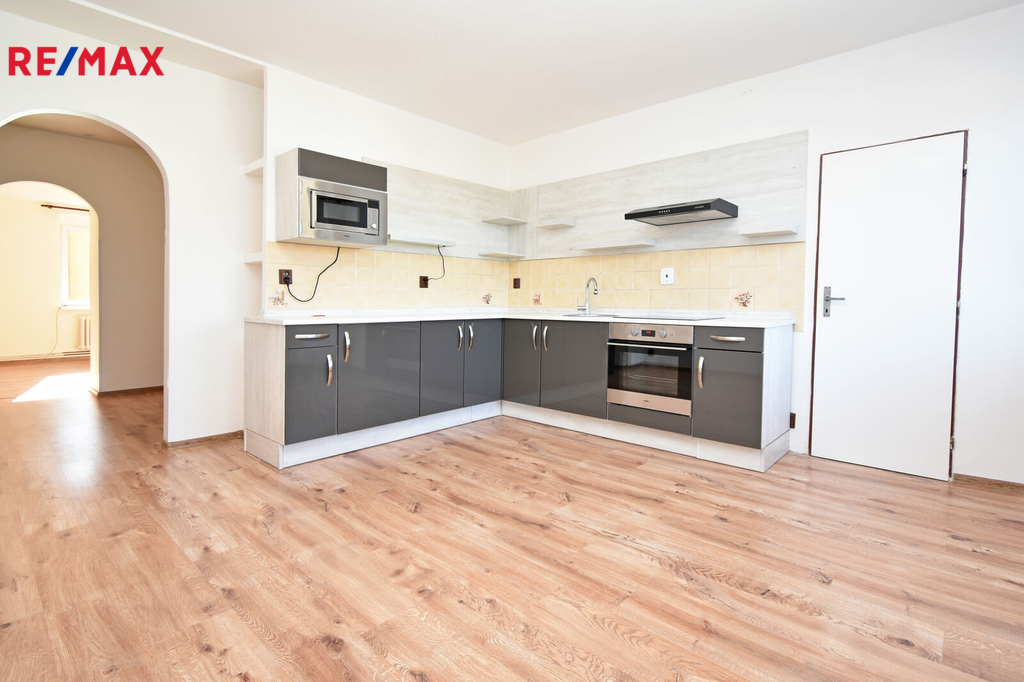 Kuchyně s jídelním koutem a samostatným špajzem. Výhled do dvora.