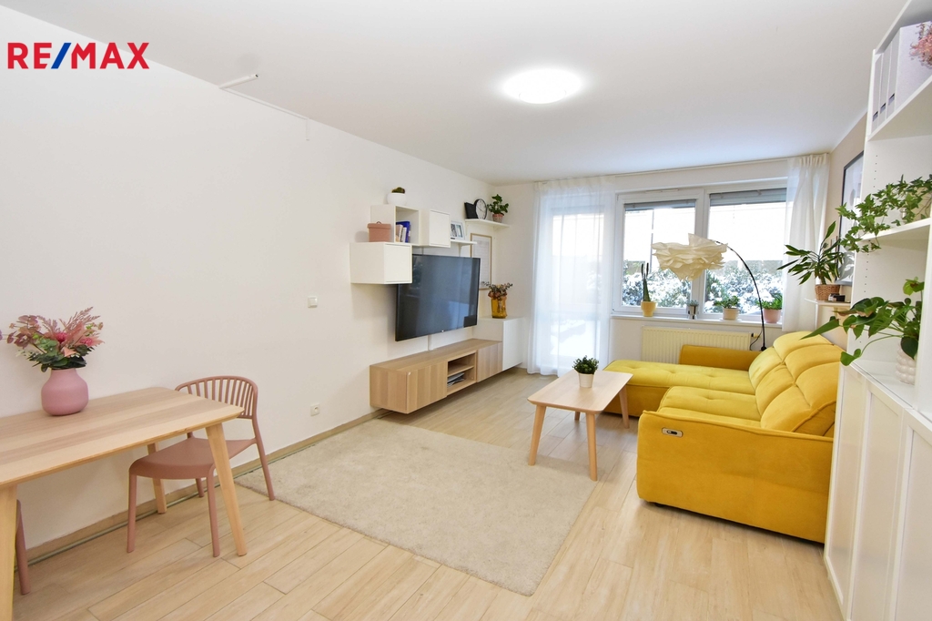 Obývací pokoj se vstupem na terasu a zahradu, jídelní a kuchyňský kout.