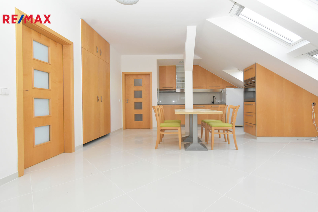 Kuchyňský kout, jídelní kout a obývací pokoj.