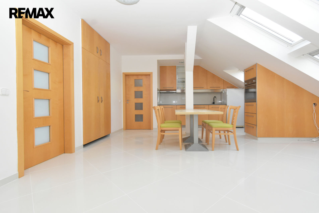 Kuchyňský kout, jídelní kout a obývací pokoj.