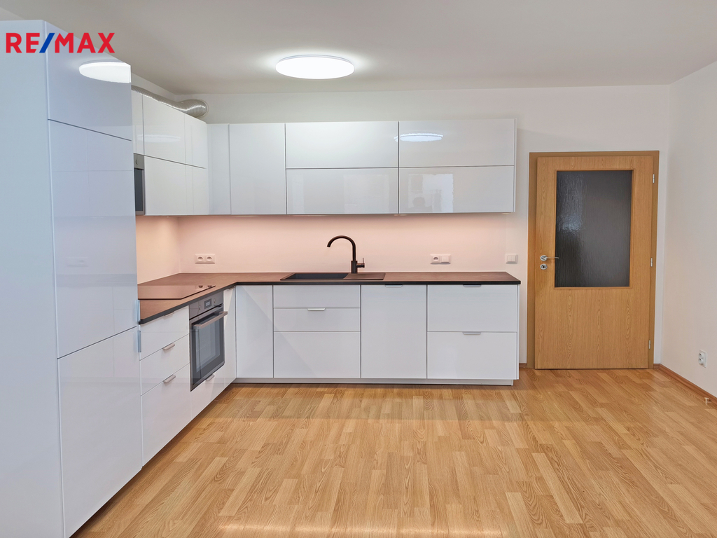 Obývací pokoj s luxusním novým kuchyňským koutem včetně vestavěných spotřebičů zn. Ikea. Kuchyně s dostatečným úložným prostorem.