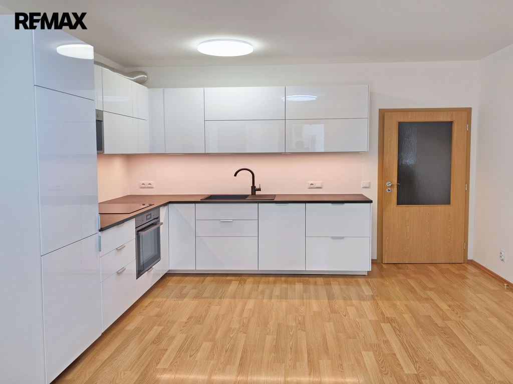 Obývací pokoj s luxusním novým kuchyňským koutem včetně vestavěných spotřebičů zn. Ikea. Kuchyně s dostatečným úložným prostorem.