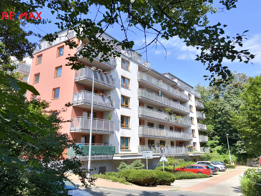 Pohled na dům z příjezdové cesty.