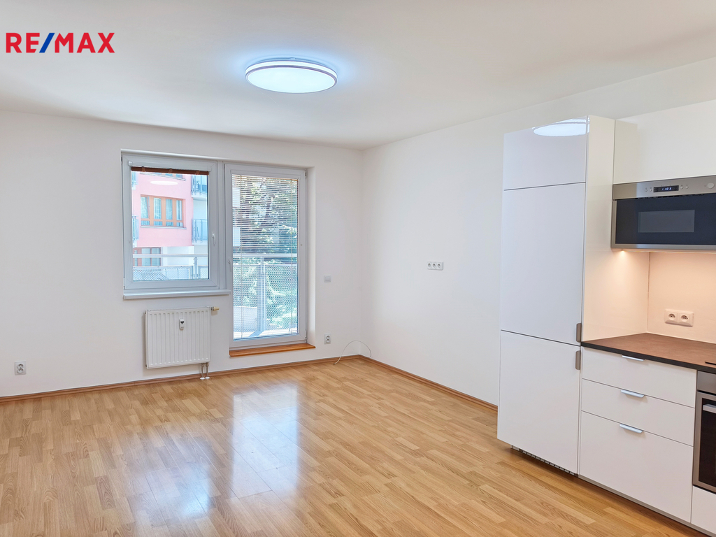 Obývací pokoj s luxusním novým kuchyňským koutem včetně vestavěných spotřebičů zn. Ikea. Kuchyně s dostatečným úložným prostorem.