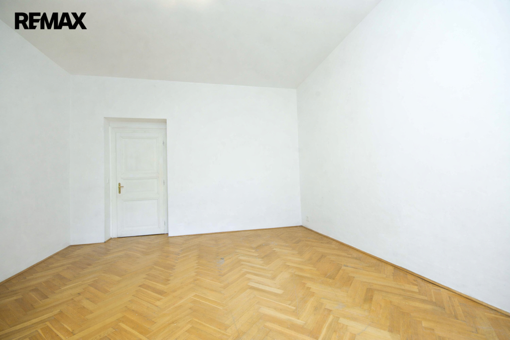 prazdny-pokoj-s-drevenou-podlahou-1.png