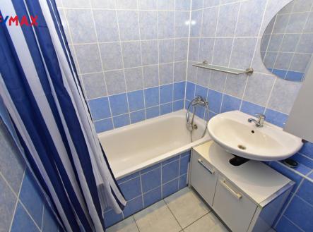 Koupelna s vanou a umyvadlem.