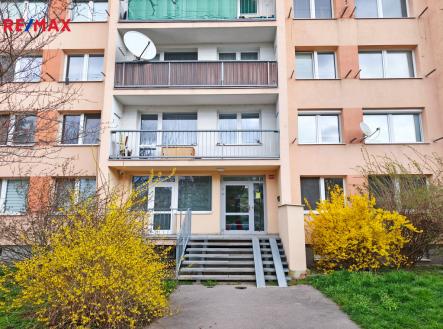 Pohled na bytový dům z ulice Na Výsluní.