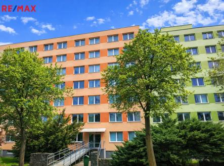 Pohled na bytový dům z vnitrobloku.